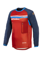 Alpinestars Maxdura Dual Jersey, rojo y azul oscuro, jersey técnico de aventura para motociclismo con torso de malla, dos bolsillos con cremallera en el pecho, logotipo de Alpinestars con franjas azules y blancas, y mangas largas resistentes a la abrasión