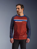 Alpinestars Maxdura Dual Jersey, jersey de motociclismo de aventura para hombre, marrón óxido y azul marino, con bolsillos dobles con cremallera en el pecho, franja horizontal con logotipo, torso de malla técnica y mangas de tejido resistente.