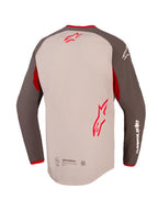 Alpinestars Maxdura Dual Jersey, vista trasera, color Aluminio y Walnut con detalles rojos, presenta un dobladillo trasero extendido y torso de malla completa, logotipos rojos de Alpinestars en la parte superior e inferior de la espalda, marca blanca en la manga, ropa de motociclismo para adventure y dual-sport