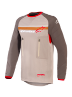 Alpinestars Maxdura Dual Jersey, jersey de motociclismo para aventura y dual-sport, color Aluminum Walnut y marrón, torso de malla con mangas resistentes a la abrasión, bolsillos dobles con cremallera en el pecho, franja naranja y logotipo de Alpinestars en el pecho, ribetes rojos en el cuello y los puños