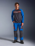 Alpinestars Maxdura Dual Jersey, jersey de motociclismo, gris oscuro y azul real, torso de malla completa con mangas acolchadas y bolsillos con cremallera en el pecho, con logotipo de Alpinestars en blanco y naranja, usado con pantalones de aventura a juego y botas negras