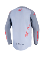 Alpinestars Maxdura Dual Jersey, vista trasera, gris medio y gris oscuro, con logotipos rojos de Alpinestars en la espalda y las mangas, construcción del torso en malla y dobladillo trasero extendido.