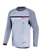 Alpinestars Maxdura Dual Jersey, jersey de moto de aventura, gris medio y gris oscuro, vista frontal con bolsillos verticales con cremallera en el pecho, mangas resistentes a la abrasión con acolchado integrado y logotipo de Alpinestars en rojo y blanco, equipamiento de alto rendimiento para conducción off-road