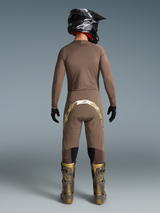 Conjunto Alpinestars Supertech Air Gold Edición Limitada, jersey de malla y pantalón con detalles dorados, vista trasera.
