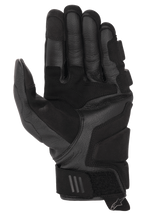 Guantes Alpinestars Phenom Leather, guantes de moto, negro, vista de la palma con construcción de cuero de cabra reforzado, zonas de aterrizaje acolchadas y diseño de puño corto con correa ajustable en la muñeca y tirador con el logo de Alpinestars