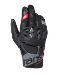Alpinestars Belize V3 Drystar, guantes de moto para aventura con puño corto, negros con detalles en rojo y gris, con protección rígida de nudillos con patrón hexagonal, paneles de cuero perforado y logotipo 'ADVENTURE' en la muñeca.