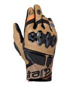 Guantes Alpinestars Belize V3 Drystar, guantes de moto para aventura, marrón Gobi y negro, con protección de nudillos SP inyectada, diseño de puño corto, paneles de cuero perforado, detalles en naranja y marca Alpinestars en el puño