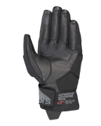 Guantes Alpinestars Corozal V3 Drystar®, negro, vista de la palma que muestra la construcción de cuero con parches reforzados, puño corto con la marca Alpinestars Adventure Tech, puntas de los dedos compatibles con pantallas táctiles, equipamiento de moto de aventura duradero para todo tipo de clima.
