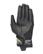 Guantes Alpinestars Corozal V3 Drystar®, color Negro, Gris Profundo y Amarillo Flúor, vista de la palma con confección en cuero y refuerzos sintéticos, puntas de los dedos compatibles con pantallas táctiles y logotipo Alpinestars Adventure Tech en el puño corto.