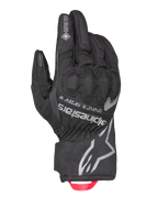 Alpinestars Crestone GORE-TEX Insulated Gloves, guantes de moto touring negros, dorso textil impermeable y transpirable, protección de nudillos integrada, logotipo y coordenadas Alpinestars en color plata, tirador de cinta roja