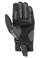 Guantes Alpinestars Hyde XT Drystar® XF, guantes de moto, negro y rojo brillante, vista de la palma que muestra la construcción de gamuza sintética reforzada, marca Drystar XF Extra Flow en el pulgar y solapa de cierre ajustable en la muñeca.