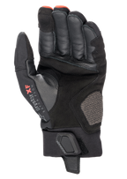 Guantes Alpinestars Hyde XT Drystar® XF, guantes de moto, negro y rojo fuego, vista de la palma que muestra la construcción de gamuza sintética reforzada, marca Drystar XF en el área del pulgar y correa de muñeca ajustable