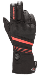 Guantes Alpinestars HT-5 Heat Tech Drystar®, guantes de moto calefactables, negros con detalles rojos, con un botón de encendido circular en el puño, franjas rojas en la mano y la muñeca, logotipo de Alpinestars en el dedo, diseñados para protección impermeable en climas fríos