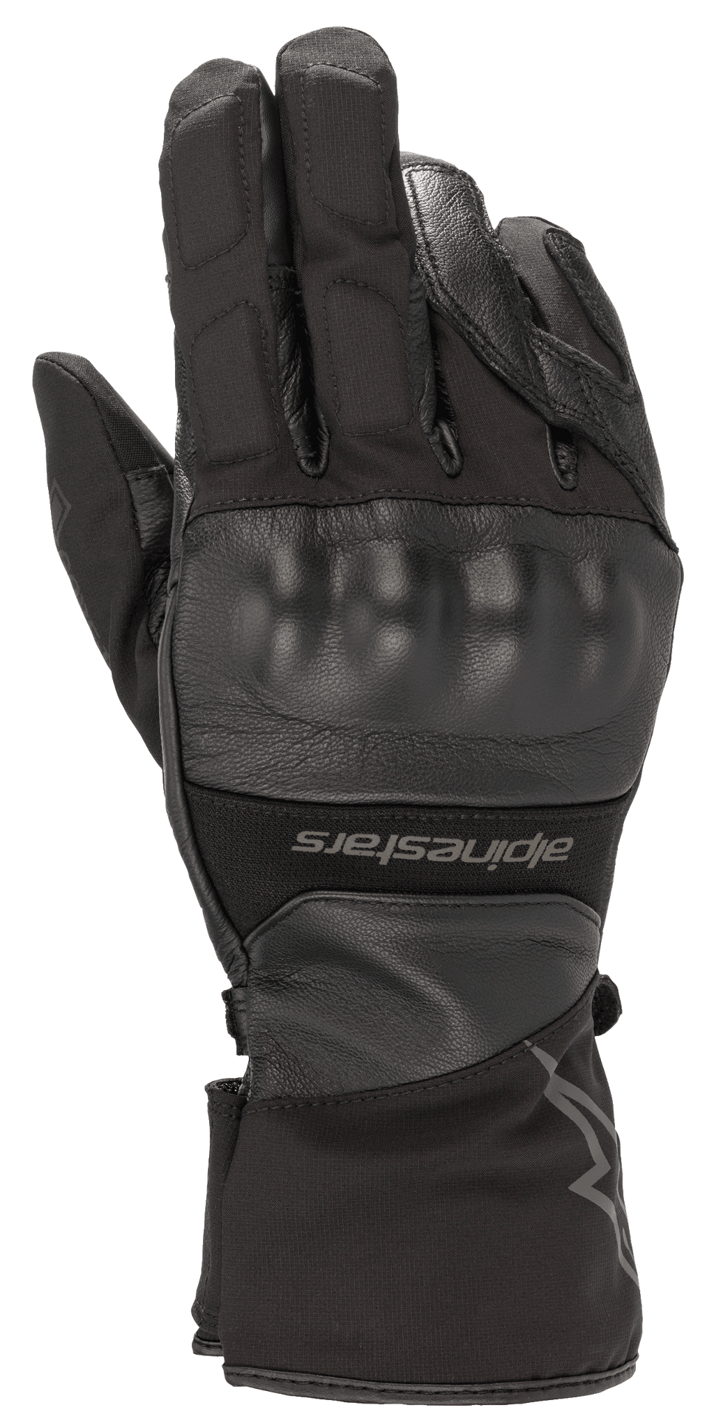 Alpinestars Range 2 In One GORE-TEX Glove With Goregrip Tech, guante de moto negro, vista del dorso con protector de nudillos moldeado, confección en cuero y tejido, puño largo con marca Alpinestars, equipamiento impermeable de touring de aventura