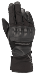 Alpinestars Range 2 In One GORE-TEX Glove With Goregrip Tech, guante de moto negro, vista del dorso con protector de nudillos moldeado, confección en cuero y tejido, puño largo con marca Alpinestars, equipamiento impermeable de touring de aventura