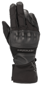 Alpinestars Range 2 In One GORE-TEX Glove With Goregrip Tech, guante de moto negro, vista del dorso con protector de nudillos moldeado, confección en cuero y tejido, puño largo con marca Alpinestars, equipamiento impermeable de touring de aventura