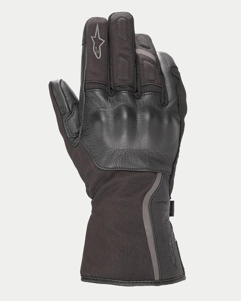 Guantes Alpinestars Stella Tourer W-7 Drystar® para mujer, negros, guantes de moto de invierno estilo guantelete con construcción de cuero y softshell, con protección rígida en los nudillos recubierta de cuero, detalles plateados reflectantes y logotipo de Alpinestars en el dedo.