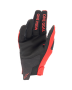 Guantes Alpinestars Radar Juvenil 2024, guantes de motocross, rojo Marte y negro, vista de la palma que muestra la construcción de gamuza sintética, texto 'ONE GOAL ONE VISION' en los dedos, equipamiento ligero de carreras todoterreno