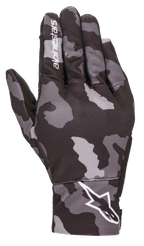 Guantes Alpinestars Youth Reef, guantes de moto urbanos, camuflaje gris y negro, vista del dorso con un patrón de camuflaje gris y logotipos Alpinestars blancos en la muñeca y el dedo índice, construcción ligera de tejido elástico