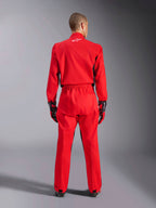 Alpinestars Kart Indoor V2 Suit, mono de karting rojo, vista trasera que muestra la cintura elástica y el logotipo de la estrella blanca en el cuello, usado con guantes de carreras negros y rojos, diseñado para karting recreativo y de interior