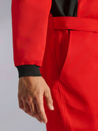 Alpinestars Kart Indoor V2 Suit, mono de karting rojo, primer plano que muestra el puño de la muñeca tejido en negro, cinturón ajustable y material de sarga de una sola capa duradero