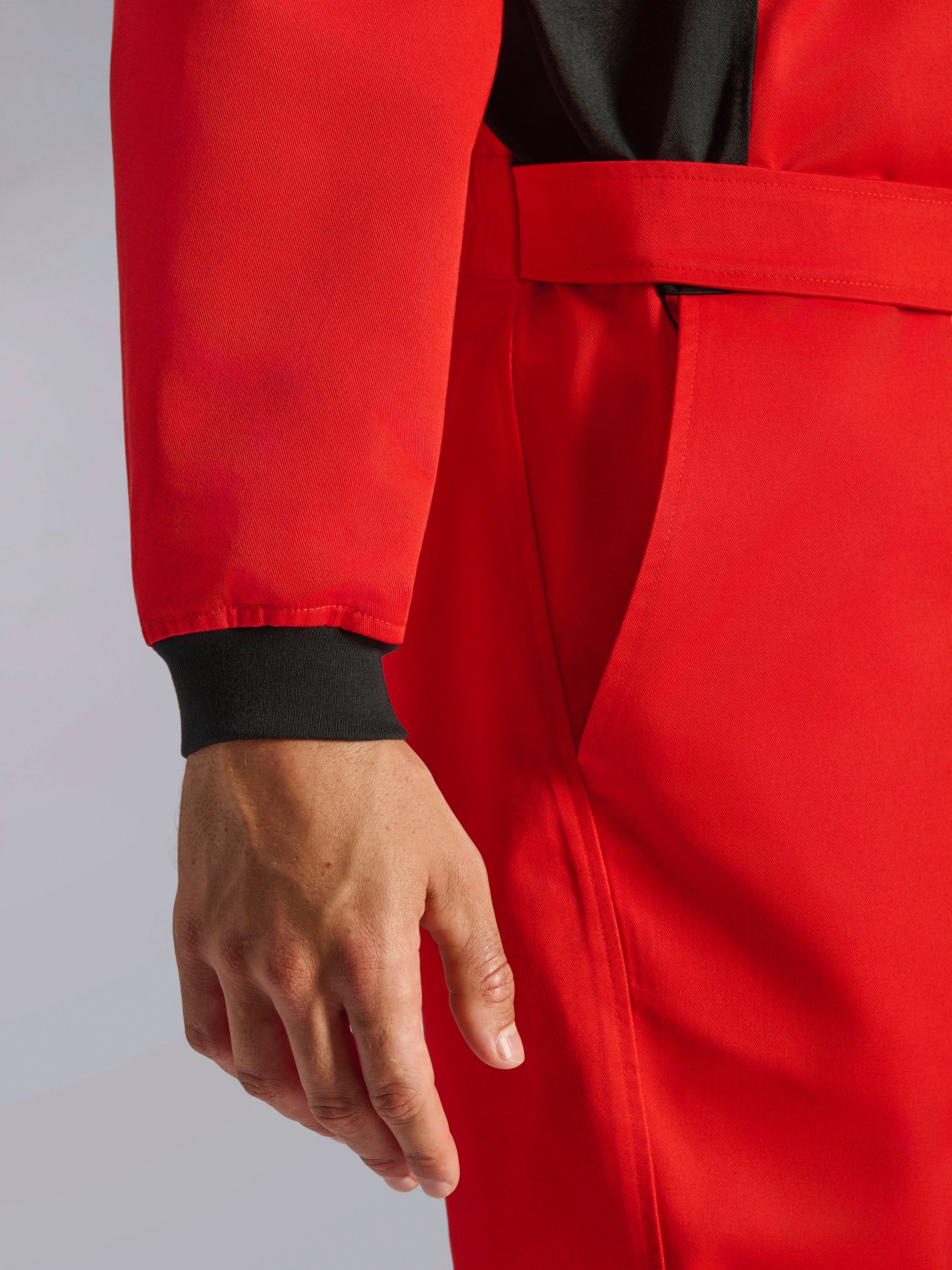 Alpinestars Kart Indoor V2 Suit, mono de karting rojo, primer plano que muestra el puño de la muñeca tejido en negro, cinturón ajustable y material de sarga de una sola capa duradero