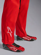 Mono Alpinestars Kart Indoor V2, rojo, detalle de la parte inferior de la pierna con logotipo de estrella bordado en blanco, usado con calzado de karting rojo y negro a juego, material de sarga de polialgodón de una sola capa para carreras recreativas