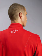 Mono Alpinestars Kart Indoor V2, rojo, primer plano de la parte superior de la espalda y el cuello con logotipo blanco bordado y costuras en contraste, diseño de cuello ergonómico para karting