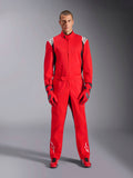 Alpinestars Kart Indoor V2 Suit, rojo, mono de karting de una pieza usado con guantes rojos y calzado de competición a juego, con logotipos blancos en los hombros y las piernas, detalles en negro y un diseño estilizado para karting recreativo.