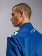 Alpinestars Kart Indoor V2 Suit, mono de karting azul, primer plano de perfil lateral del cuello ergonómico y la parte superior de la espalda con el logotipo de la estrella blanca, diseño de hombros inspirado en la Fórmula 1 y construcción de sarga de poliéster y algodón duradera