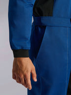 Alpinestars Kart Indoor V2 Suit, mono de karting azul, detalle de primer plano del cinturón ajustable y puño tejido, tejido de sarga de poliéster y algodón duradero con detalles en negro y bolsillo funcional
