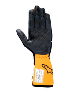 Guantes Alpinestars Tech-1 Race V4, guantes de automovilismo, vista de la palma en color negro y naranja flúor, con patrón de agarre de silicona en la palma y los dedos, puño naranja extendido con etiqueta de homologación FIA y logotipo de Astars