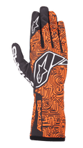 Guantes Alpinestars Tech-1 K Race V2 Vertical, guantes de carreras para karting, naranja flúor y negro, con un intrincado patrón geométrico negro tipo laberinto, logotipo de Alpinestars blanco en el dorso y en el dedo índice, marca ASTARS en el lateral de la muñeca, diseño de malla ligera y transpirable