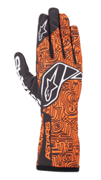 Guantes Alpinestars Tech-1 K Race V2 Vertical, guantes de carreras para karting, naranja flúor y negro, con un intrincado patrón geométrico negro tipo laberinto, logotipo de Alpinestars blanco en el dorso y en el dedo índice, marca ASTARS en el lateral de la muñeca, diseño de malla ligera y transpirable