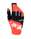 Guantes Alpinestars Techstar 2025, guantes de motocross, negro y naranja, con la marca Alpinestars blanca en el dorso, logotipo de estrella blanca en el panel de los nudillos negro, equipamiento textil de alto rendimiento para carreras off-road