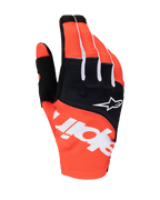 Guantes Alpinestars Techstar 2025, guantes de motocross, negro y naranja, con la marca Alpinestars blanca en el dorso, logotipo de estrella blanca en el panel de los nudillos negro, equipamiento textil de alto rendimiento para carreras off-road