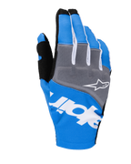 Guantes Alpinestars Techstar 2025, guantes de motocross, azul y gris con detalles en blanco y negro, con logotipo de estrella blanca en los nudillos, marca blanca llamativa en el dorso y tejido acanalado para carreras todoterreno