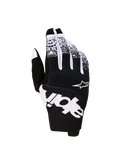 Alpinestars Techstar 2027, guantes de motocross para hombre, negros y blancos, vista del dorso con chasis textil y gráficos llamativos