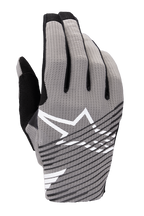 Alpinestars 2025 Radar Pro Gloves, guantes de motocross, gris con detalles en negro y blanco, con dorso de malla elástica en 4 vías transpirable, logotipo de estrella blanca, diseño de rayas diagonales negras y estilo de carreras minimalista de alto rendimiento