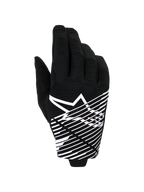 Guantes Alpinestars Radar Pro 2026, guantes de motocross, negro y blanco, con logotipo de estrella blanca y gráfico de líneas diagonales en el dorso, material de malla transpirable con detalles perforados, estilo todoterreno de alto rendimiento