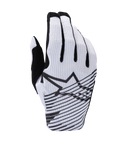Guantes Alpinestars Radar Pro 2025, guantes de motocross, blancos y negros, vista del dorso con construcción de malla perforada, logotipo de la estrella Alpinestars en negro con líneas gráficas horizontales y detalles negros en los dedos.