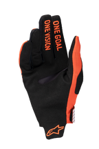 Guantes Alpinestars Radar Pro 2025, guantes de motocross, color naranja y negro, vista de la palma con el texto 'ONE GOAL ONE VISION' en los dedos y logotipo naranja en la muñeca, construcción de ante sintético y malla transpirable para rendimiento off-road.