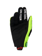 Guantes Alpinestars Radar Pro 2026, vista de la palma de un guante de motocross, ante sintético negro con el texto blanco 'ONE GOAL' y 'ONE VISION' en los dedos, panel lateral de malla amarillo flúor brillante, logotipo de Alpinestars en rojo en la muñeca, equipamiento de rendimiento minimalista para conducción off-road