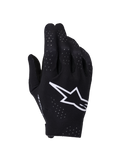 Guantes Alpinestars Supertech MX, guantes de motocross, negros y blancos, vista del dorso con un gran logotipo Astars blanco, perforaciones láser para ventilación y un diseño ergonómico sin costuras para carreras off-road