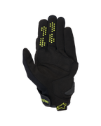 Guantes Alpinestars Chrome V2, guantes de moto de puño corto, negros con detalles en amarillo neón, vista de la palma que muestra la construcción de gamuza sintética, puntos de agarre de silicona en los dedos y cierre de muñeca con gancho y bucle con el logotipo de Alpinestars.
