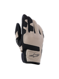 Guantes Alpinestars Ignite, guantes de moto, beige y negro, parte superior de malla texturizada con acentos de paneles negros, diseño de puño corto con logo Alpinestars, equipo de protección ligero y transpirable para conducción urbana