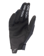 Guantes Alpinestars Radar 2025, guantes de motocross, negro, vista de la palma con el texto blanco 'ONE GOAL' y 'ONE VISION' en los dedos, palma de ante sintético, logotipo de estrella blanca en el cierre de muñeca sin costuras, diseño minimalista para off-road