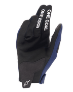 Alpinestars 2025 Radar Gloves, guantes de motocross, azul marino noche y blanco, vista de la palma con refuerzos de ante sintético y texto blanco 'ONE GOAL ONE VISION' en los dedos, logotipo blanco de Alpinestars en la lengüeta de cierre