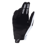 Guantes Alpinestars Radar 2025, guantes de motocross, gris haze y negro, vista de la palma que muestra el material de ante sintético, texto 'ONE GOAL ONE VISION' en los dedos índice y corazón, logo blanco en el tirador de la muñeca, diseño duradero para carreras off-road