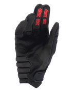 Guantes Alpinestars Techdura, guantes para enduro y off-road, color negro con rojo fuego, vista de la palma con ante sintético reforzado, gráficos de chevrones rojos en las puntas de los dedos y cierre de muñeca de gancho y bucle.
